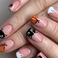 Dettaglio delle unghie finte di Halloween con motivi di zucca, gatto nero e fantasma - Stile Zucca Gatto Nero Fantasma French Rosa Chiaro (CW293)