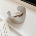 Detailaufnahme eines silbernen Knotenknoten-Armreifs mit spiegelpolierter Oberfläche - Runder Stil / Silber