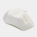 Primer plano de boina blanca de punto con lentejuelas brillantes y textura detallada - M (56-58cm) / Blanco