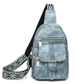Minimalistische denimblaue Brusttasche mit gewebtem Riemen und goldfarbenen Metallbeschlägen - Blau