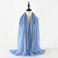 Elegante sciarpa in cotone e lino blu a tinta unita su un manichino sartoriale - Blu