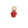 Dettaglio di un ciondolo a fragola rossa con finiture dorate e anello aperto per gioielli fai-da-te - 05-Fragola