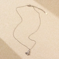 Collana minimalista in argento S925 con un ciondolo a farfalla dalla trama incisa - Argento 925 / Oro Bianco