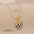 Collana dorata con ciondolo a borsa a scacchi bianchi e neri e strass incastonati - 4# Stile Borsa a Scacchi