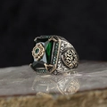 Vintage Boho-Ring mit grünem Zirkon im Smaragdschliff und floraler Goldgravur - US 10 / Grün