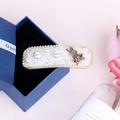 Elegante pinza para el cabello con diamantes, perlas y un conejo dorado en un joyero - Conejo de Perla [Blanco Cuadrado]