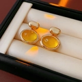 Boucles d'oreilles fleur dorées avec pierres jaunes ovales en boîte à bijoux - Boucles d'oreilles puces ovales en résine jaune
