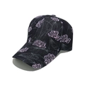 Dettaglio del ricamo floreale su un cappellino in denim scuro con visiera curva - M(56-58cm) / Nero