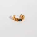 Anello a catena barbazzale dorata con zircone blu rettangolare su sfondo bianco - Blu