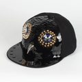 Dettaglio di cappello hip-hop con gufo di paillettes, gemme blu e borchie metalliche - Regolabile / Nero