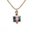 Detail einer goldenen Schildkrötenkette mit buntem Emaille-Panzer in Pink Blau Schwarz - bunt