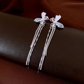 Dettaglio macro di orecchini a farfalla in argento con nappe di cristallo su pelle - Nappa Diamantata a Farfalla Cava (22# Perno in Argento)
