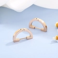 Orecchini a cerchio geometrici a forma di D in oro rosa su sfondo blu chiaro - Stile Oro Rosa (KE99187-KFC)