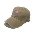 Dettaglio del ricamo fenicottero rosa e cotone lavato sul cappellino da baseball - M (56-58cm) / Cachi