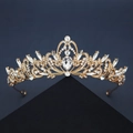Eleganter goldener Diadem mit weißen Kristallen und Tropfendiamant auf einem Ständer - Gold