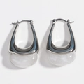 Dettaglio macro di orecchini a U in metallo argento con inserti in resina effetto marmo - Marmo Bianco con Argento