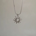 Detail van een zilveren zonnestraalhanger aan een slangenketting voor dames en heren - Titanium Stalen Zonnehanger met Slangenketting