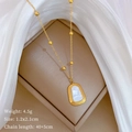 Dettaglio della collana in titanio dorato con pendente a trapezio in conchiglia bianca - Oro (T413)