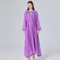 Robe longue plissée violette élégante avec col en strass et poignets en plumes sur gris - Taille unique / Violet
