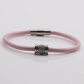 Dettaglio di bracciale intrecciato rosa con cilindro in zirconi e chiusura magnetica - Rosa/Argento(2E)