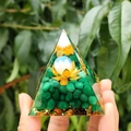 Pyramide d'orgone verte artisanale en résine avec boule de pierre et lotus doré - Style 54