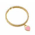 18k vergoldetes Perlenarmband mit rosa Emaille-Herzanhänger auf weißem Hintergrund - Edelstahl/Emaille / Rosa Herz Goldperlen-Stil (KB106045-ZC)