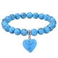 Dettaglio del bracciale di perle turchesi blu cielo con ciondolo a cuore e texture - Bracciale di Turchese