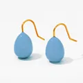 Pendientes de gota azul cielo con ganchos dorados y diseño de caramelo de macaron - Azul claro (KDE1554)