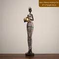 Vintage afrikanische Frauenfigur mit goldenem Krug im gemusterten Kleid, 42 cm Höhe - Modell C - Dame hält Topf