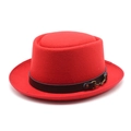 Détail d'un chapeau en laine rouge avec bande en cuir noir et boucle mors dorée - Rouge