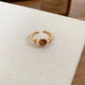 Detail eines gedrehten Goldrings mit braunem Tigerauge und kleinen Kristallen - Gedrehtes Seil Zirkon Tigerauge-Stil (3#)
