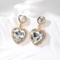 Dettaglio di orecchini pendenti a cuore in cristallo con accenti scintillanti - Cuore Bianco Trasparente