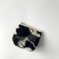 Dettaglio del portamonete in peluche con stampa mucca, texture soffice ed etichetta testuale - Verde Militare Camo
