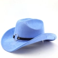 Détail du chapeau de cowboy bleu avec large bord et ceinture noire à boucle métallique argentée - Bleu ciel profond
