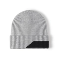 Bonnet en maille côtelée grise avec motif géométrique triangulaire noir élégant - Gris Clair (23B006)