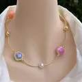 Επίχρυσο κολιέ 18k με πολύχρωμα λουλούδια από ρητίνη και λευκά μαργαριτάρια - Πολύχρωμο Κολιέ με Χάντρες Λουλούδια / Χρυσός 18K