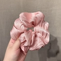 Coletero rosa perlado brillante con textura de satén plisado y diseño oversize - Rosa