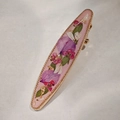 Detalle de pinza para el pelo de resina con flores secas reales y borde de cuentas doradas - Serie Rosa