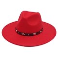 Détail d'un chapeau fedora rouge avec ceinture en cuir et boucle métallique - Rouge