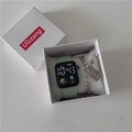 Detalle macro de reloj deportivo LED verde menta con pulsera de cadena de plata en estuche - Verde matcha