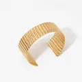 Brazalete ancho con acabado dorado y una elegante textura ondulada vertical - Estilo de Textura Ondulada Vertical (KA1204) / Dorado