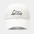 Dettaglio di un cappello da baseball bianco con ricamo di papera carina sulla parte frontale - Regolabile / Bianco