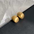 Pendientes de botón minimalistas de oro mate con acabado de textura cepillada - Oro Cepillado Mate (WE759) / Dorado