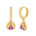 Detailansicht lila Marienkäfer-Anhänger an goldenen Creolen mit s925 Silbersteckern - Lila