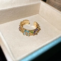 Dettaglio anello a fiore placcato oro con smalto blu e cristalli in scatola regalo - Anello Aperto Placcato Oro Reale / Oro-Blu