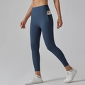 Detail der High-Waist-Yogahose mit Seitentasche zur Aufbewahrung von Smartphones - S / Marineblau