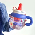 Borraccia Hello Summer con fiori blu, manico rosso e tappo bianco tenuta in mano - Blu (1040ml)