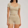 Ensemble de yoga beige avec haut à col en cœur et short taille haute à poches latérales - S / Haut Et Bas / Chameau Clair