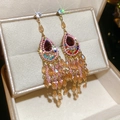 Détail de boucles d'oreilles dorées avec pierre rouge et pompons en cristal brillants - 51# Clou d'oreille en argent - Rose - Frange de luxe