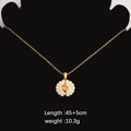 Collar de margarita dorada en soporte negro con largo de 45+5cm y peso de 10,3g - 18mm / Dorado